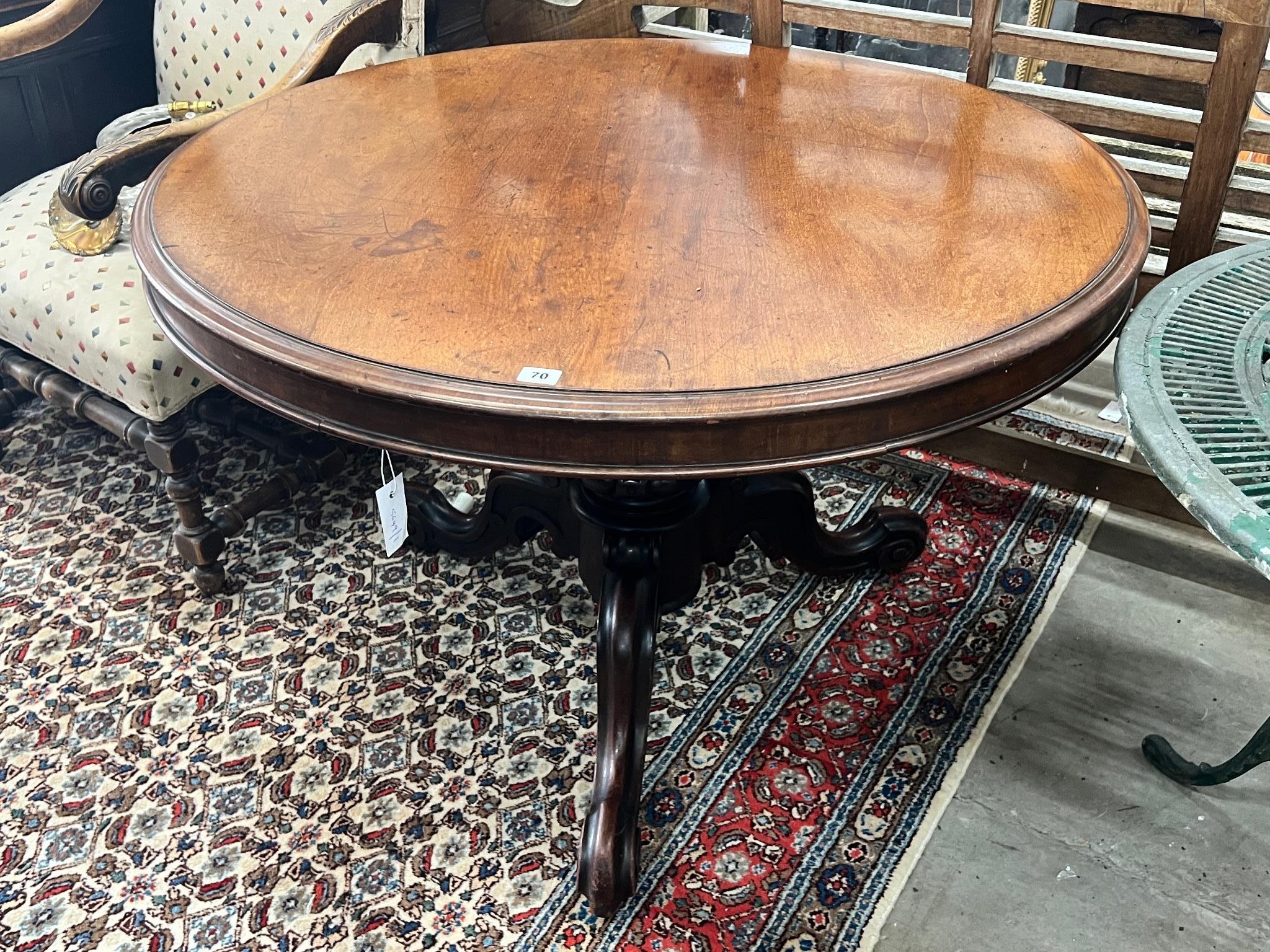 A Victorian circular mahogany breakfast table, diameter 106cm, height 71cm